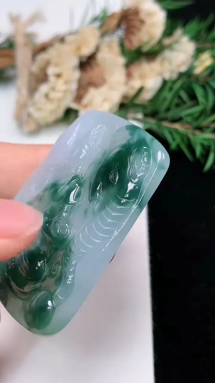 天然A货翡翠飘花普贤菩萨吊坠，尺寸48.2-36-5.5，重量:21.19g
12月24日