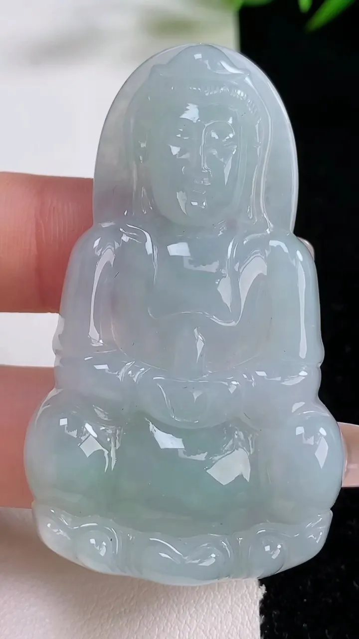 天然A货翡翠观音菩萨吊坠，尺寸58-34.3-6.4，重量:21.28g
12月24日
