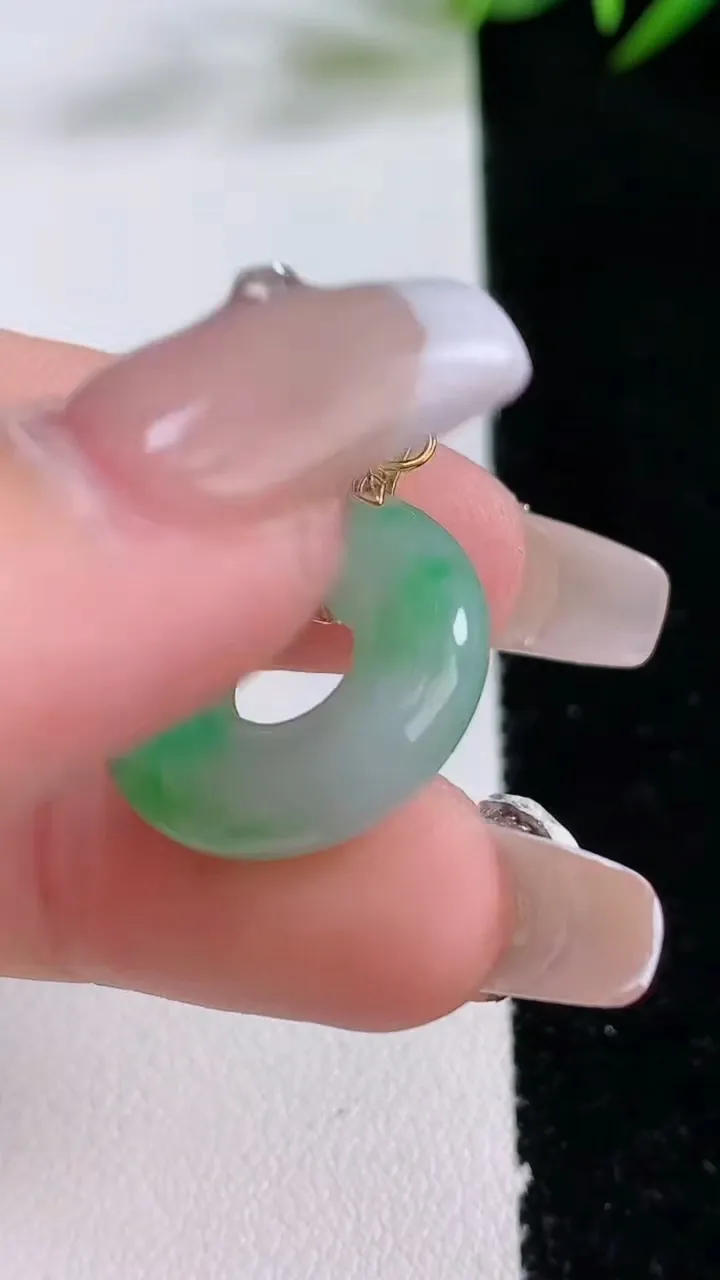 天然A货翡翠平安环吊坠，尺寸19.8-5.3，重量:4.16g
12月24日