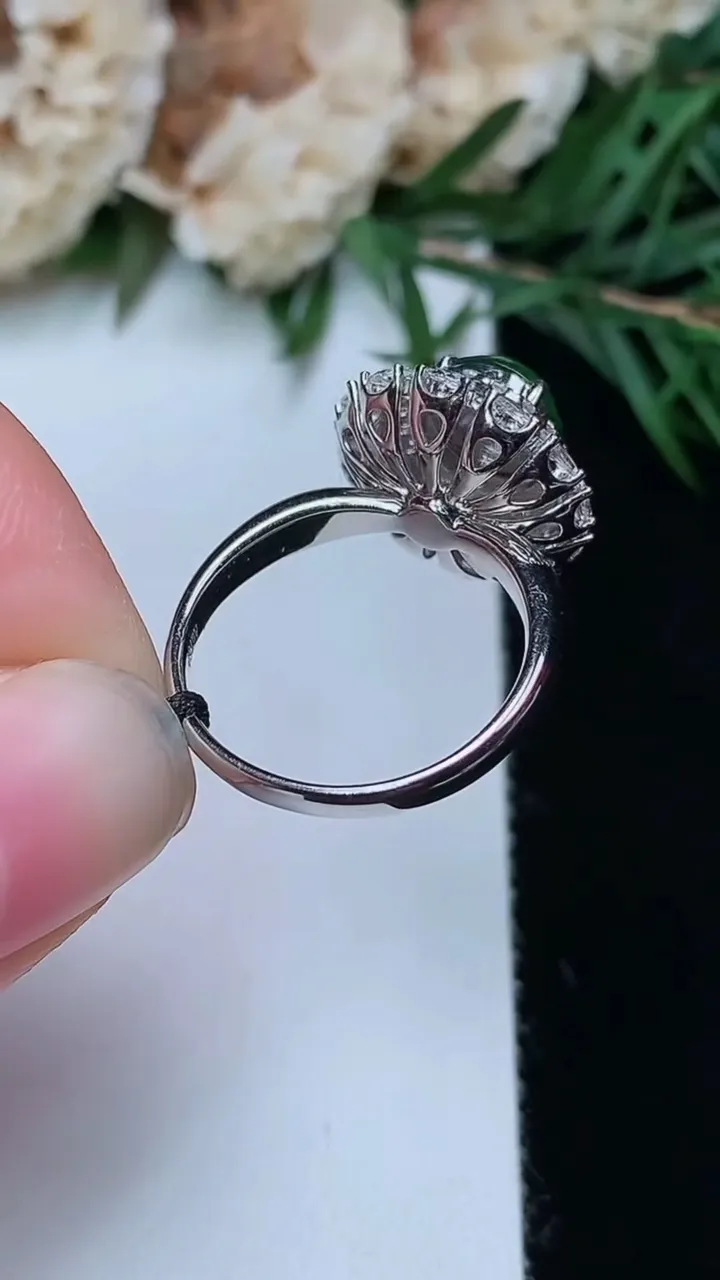 天然A货翡翠蛋面戒指，尺寸16.6-8-7.3，重量:3.54g2025年12月24日
工厂直销收藏佳品,种好水足，色泽均匀，有种有色，上手高大气！