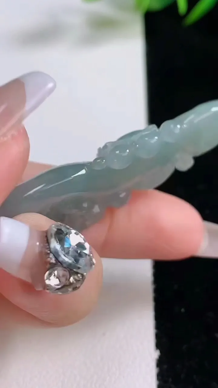 天然A货翡翠貔貅吊坠，尺寸55.2-20.5-6.2，重量:12.58g
12月24日