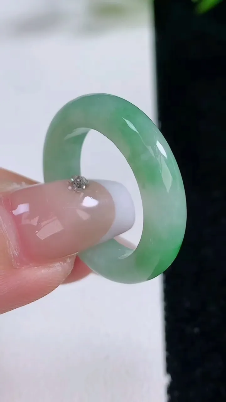 天然A货翡翠指环戒指，尺寸18.2-4.8-3.6，重量:4.36g2025年12月24日
工厂直销
