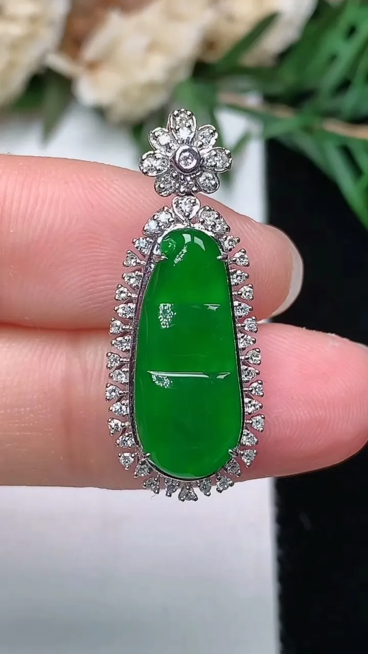 天然A货翡翠福豆吊坠，尺寸28.5-11.5-7，裸石17.9-7.6，重量:2.88g
12月24