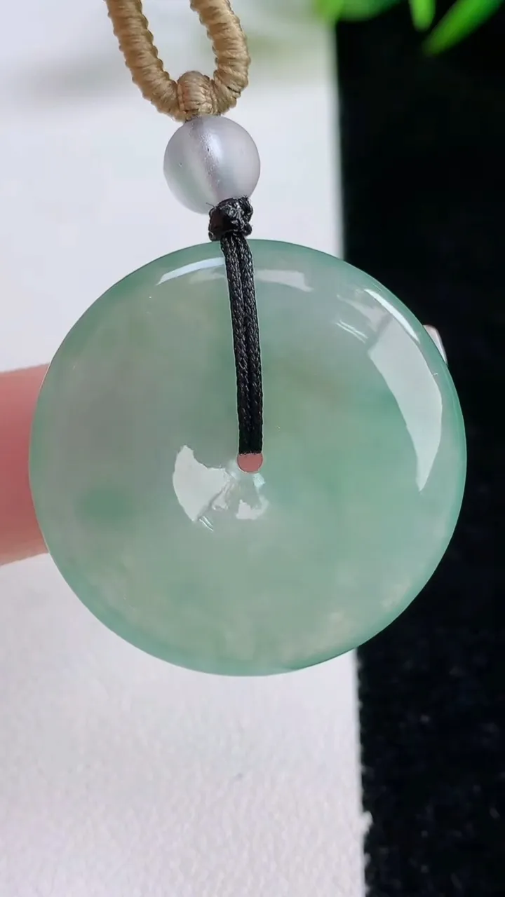 天然A货翡翠平安扣吊坠，尺寸29.7-5.2，重量:12.78g
12月24日