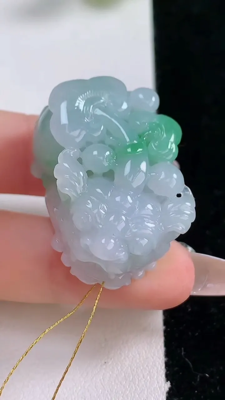 天然A货翡翠貔貅吊坠，尺寸35-24-17，重量:29.38g
12月24日