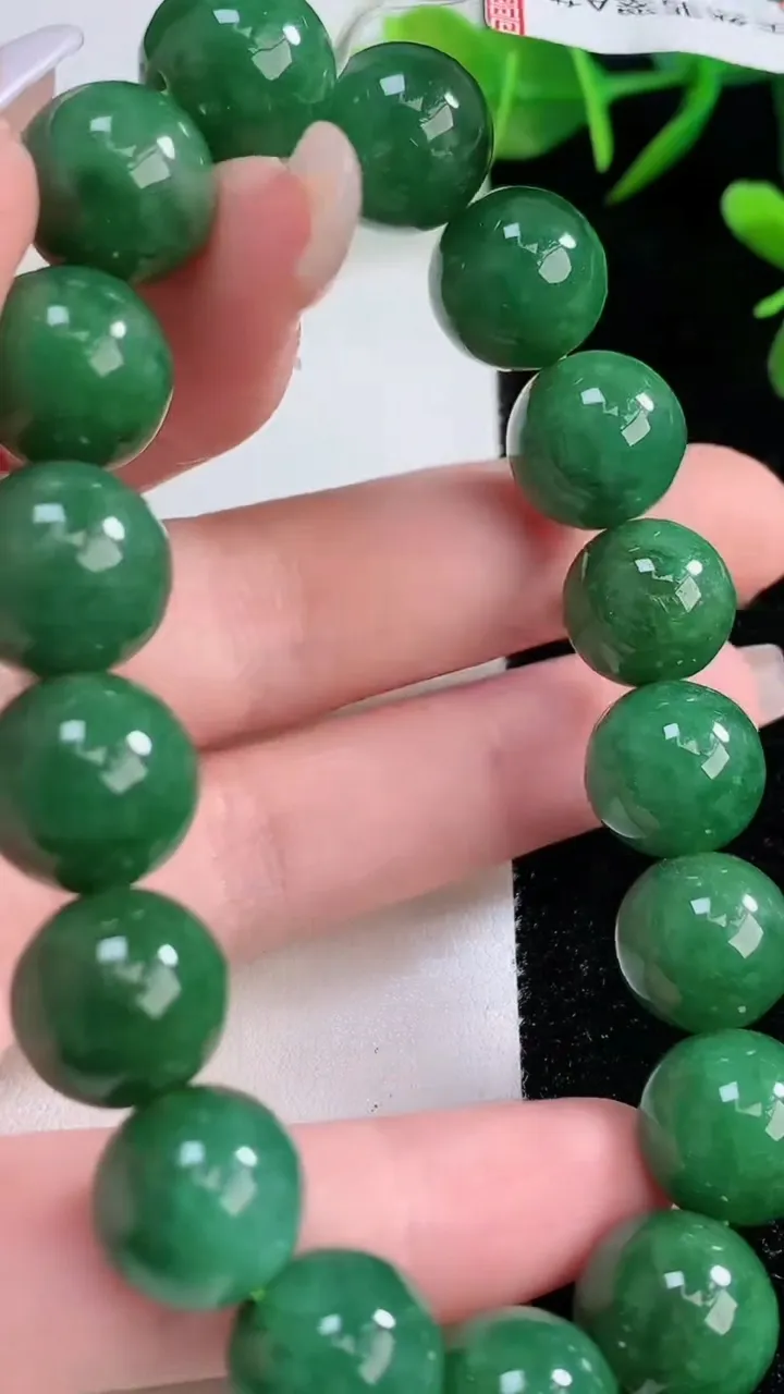 天然A货翡翠圆珠手串，尺寸12.7-17颗，重量:57.07g12月24日
工厂直销收藏佳品,种好水
