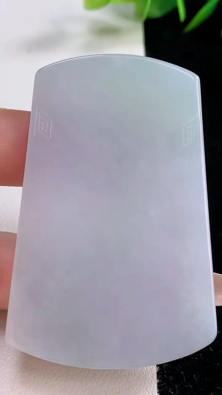 天然A货翡翠无事牌镶嵌件，尺寸60.8-40-5.5，重量:39.21g
12月24日