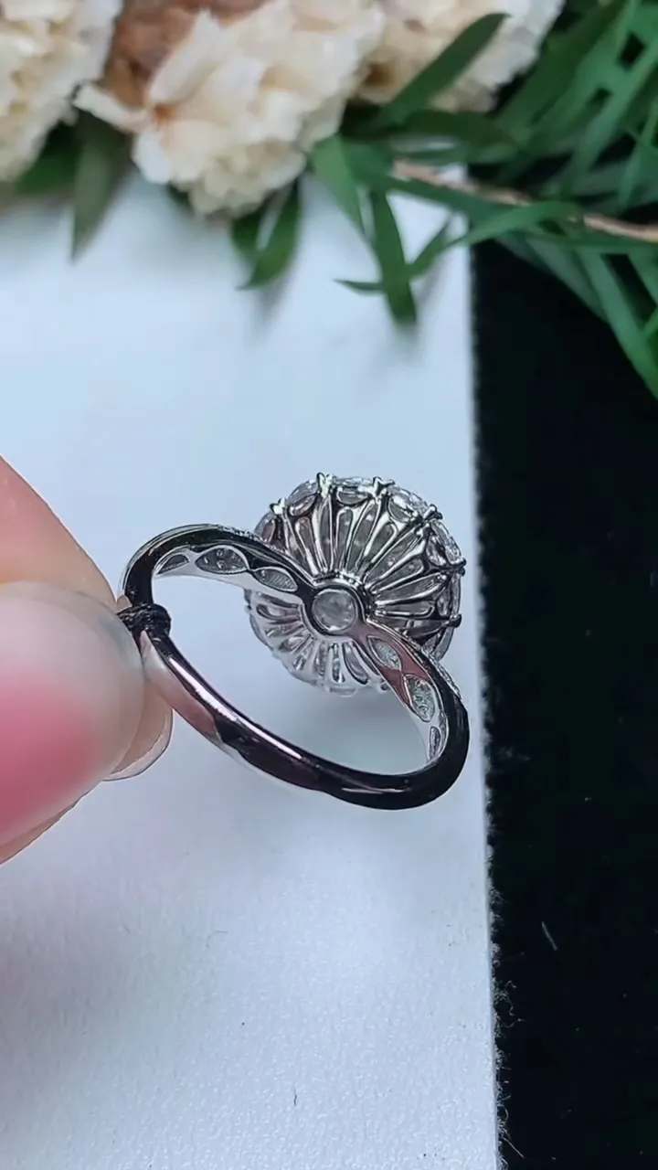 天然A货翡翠蛋面戒指，尺寸17.2-8.2-7.7，重量:3.90g2025年12月24日
工厂直销收藏佳品,种好水足，色泽均匀，有种有色，上手高大气！