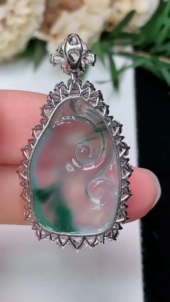 天然A货翡翠飘花如意吊坠，尺寸37.8-20-7.8，裸石24.5-16.3，重量:5.60g
12月24日