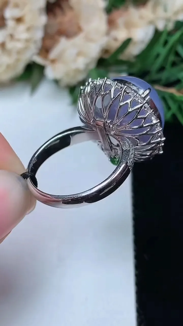 天然A货翡翠紫罗兰蛋面戒指 吊坠两用款，尺寸18-15.2-14.7，重量:9.01g2025年12月24日
工厂直销收藏佳品,种好水足，色泽均匀，有种有色，上手高大气！