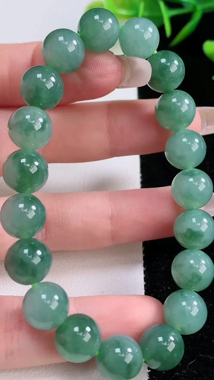 天然A货翡翠圆珠手串，尺寸10-19颗，重量:32.26g12月24日
工厂直销收藏佳品,种好水足，色泽均匀，有种有色，上手高大气！