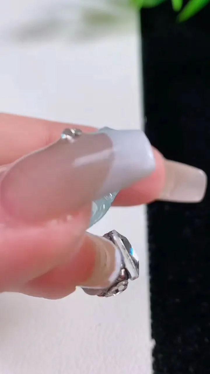 天然A货翡翠飘花佛公吊坠，尺寸30-32-6.3，重量:8.37g
12月24日