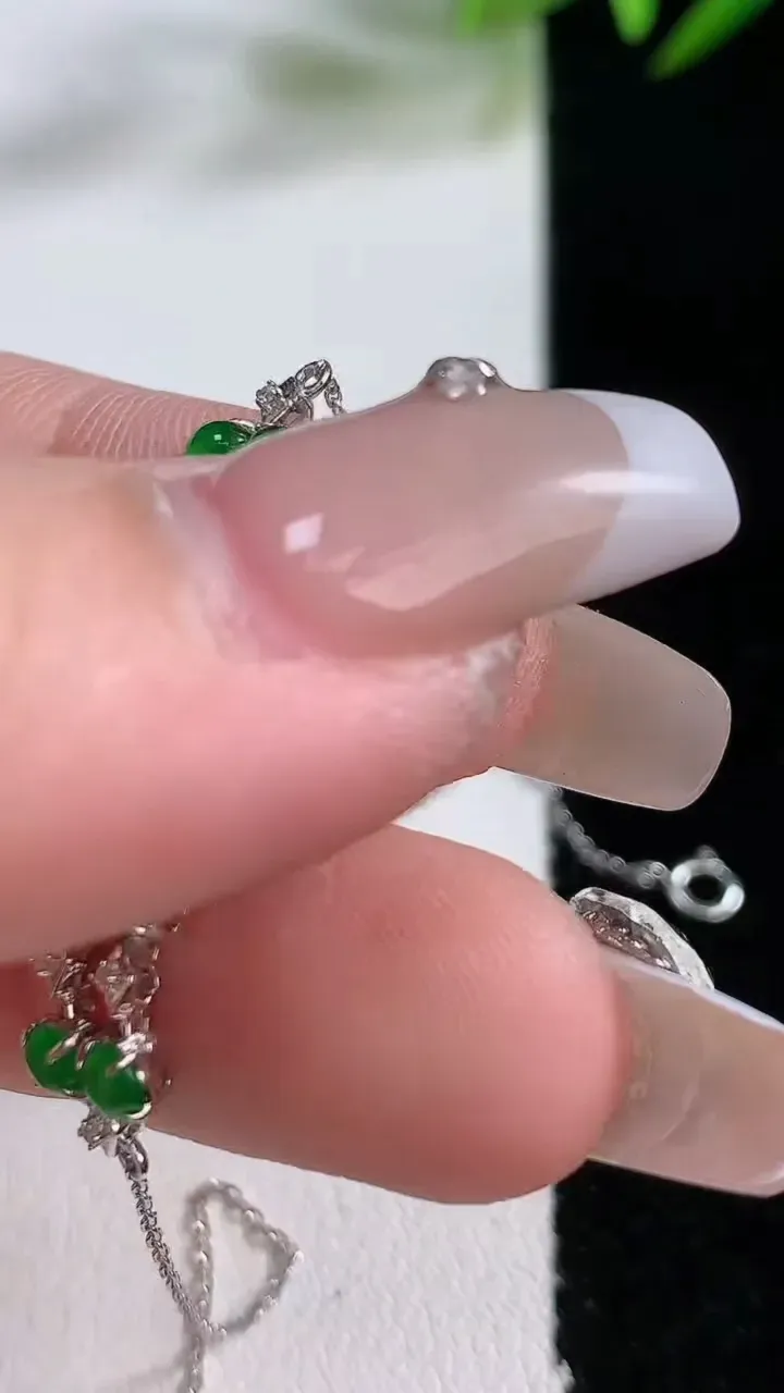 天然A货翡翠蛋面手链，尺寸27.5-7.5-3.3，重:2.24g
12月24日