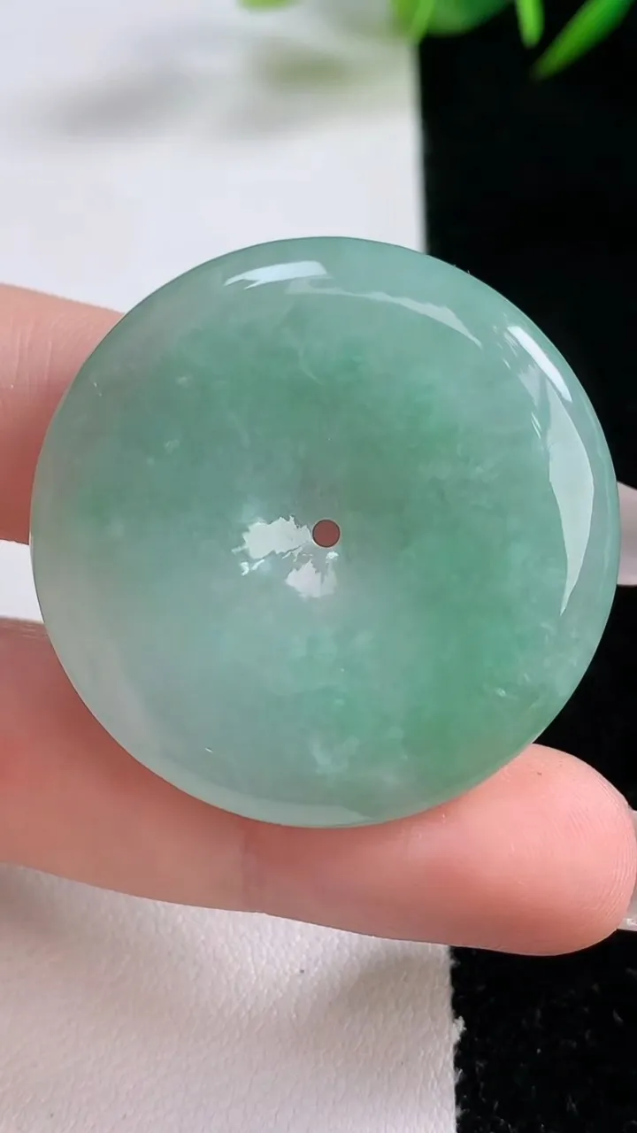 天然A货翡翠平安扣吊坠，尺寸36.7-5.9，重量:17.08g
12月24日