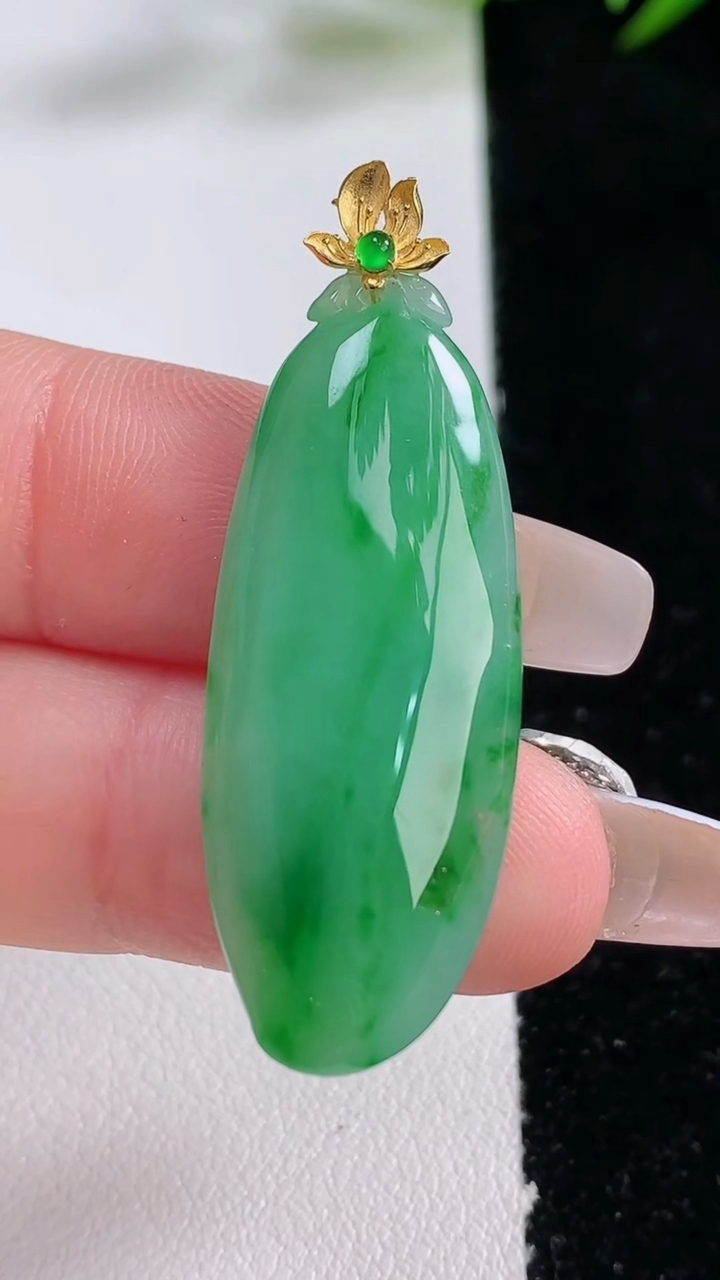 天然A货翡翠福瓜吊坠，尺寸37-15-5.6，重量:5.83g
12月24日