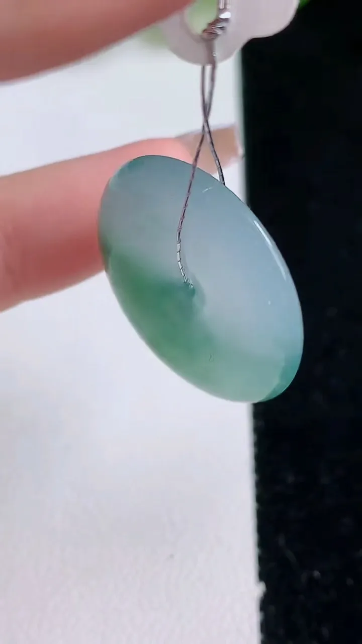 天然A货翡翠冰种飘花平安扣吊坠，尺寸25-5，重量:6.22g
12月24日