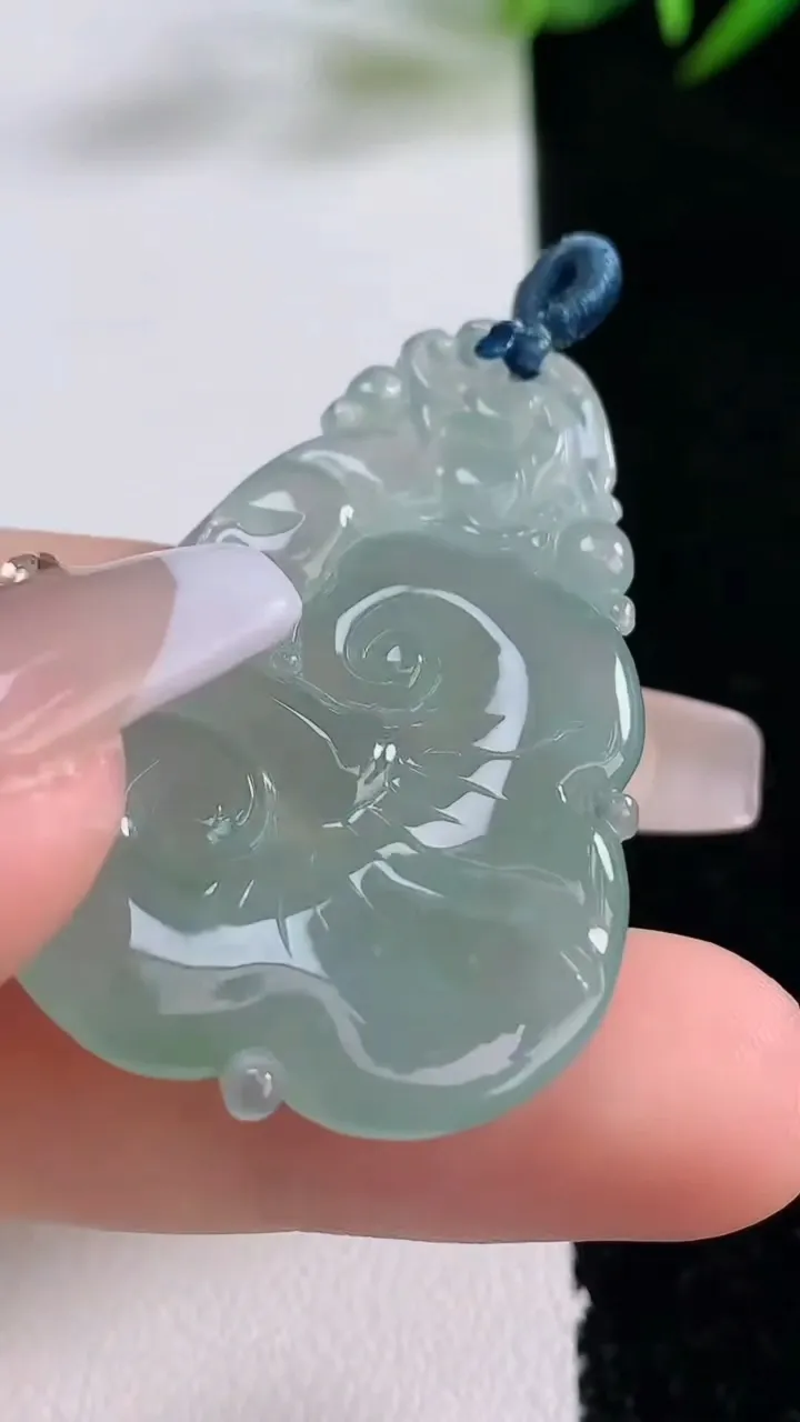 天然A货翡翠如意吊坠，尺寸39.8-27.8-5，重量:10.00g
12月24日