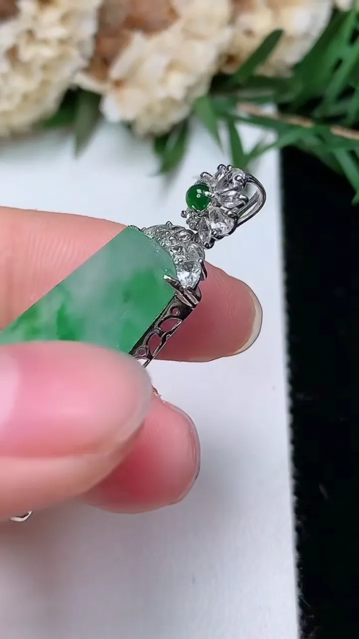 天然A货翡翠无事牌吊坠，尺寸26.8-17.8-5.3，重量:6.24g
12月24日