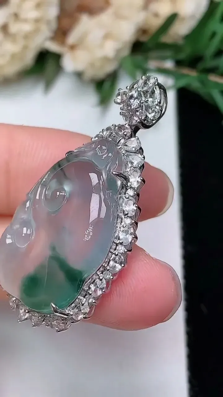 天然A货翡翠飘花如意吊坠，尺寸37.8-20-7.8，裸石24.5-16.3，重量:5.60g
12月24日