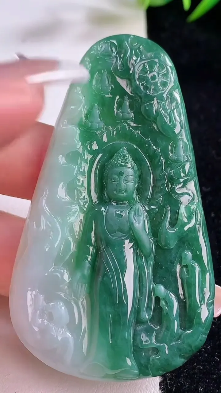 天然A货翡翠阿弥陀佛吊坠，尺寸66-37.6-5.4，重量:25.69g
12月24日