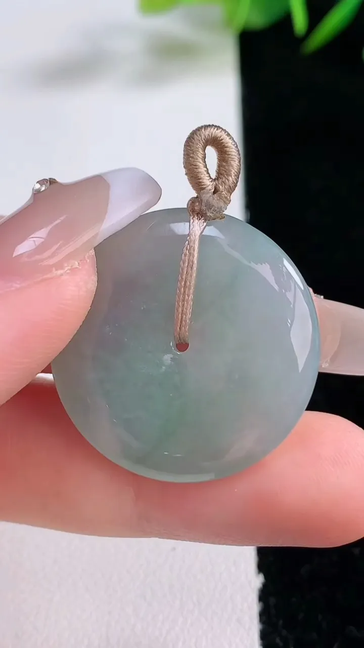 天然A货翡翠平安扣吊坠，尺寸27.2-4.9，重量:7.80g
12月24日