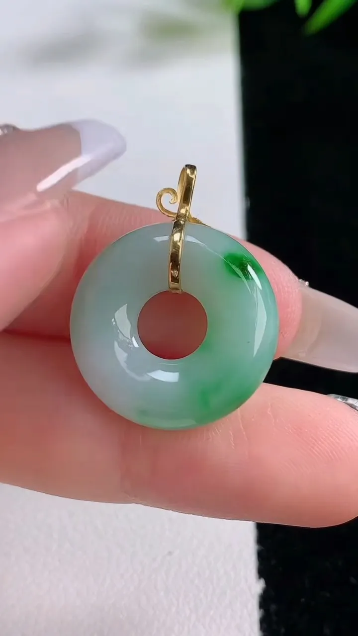 天然A货翡翠平安环吊坠，尺寸19.8-5.3，重量:4.16g
12月24日