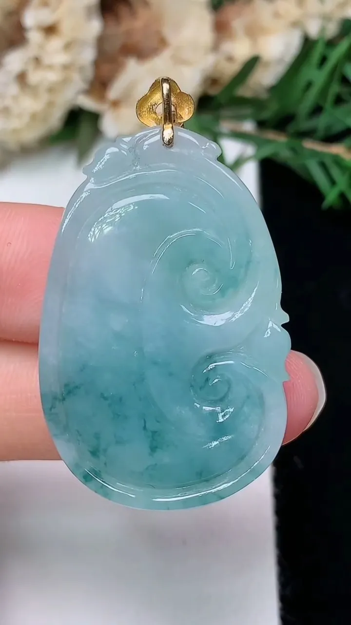 天然A货翡翠k金飘花如意吊坠，尺寸34.8-23-5.8，重量:9.83g
12月24日