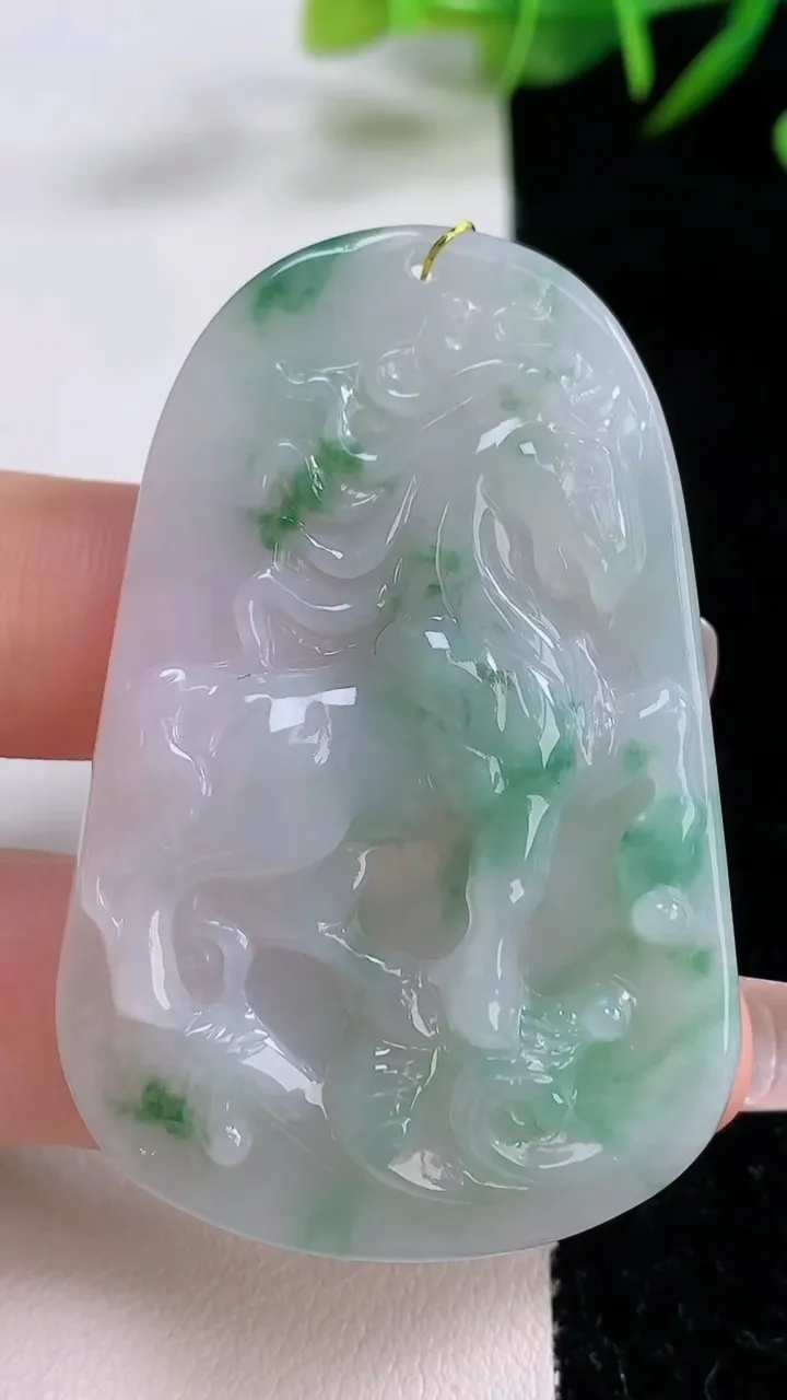 天然A货翡翠生肖马吊坠，尺寸54.4-35.7-5.8，重量:18.51g
12月24日