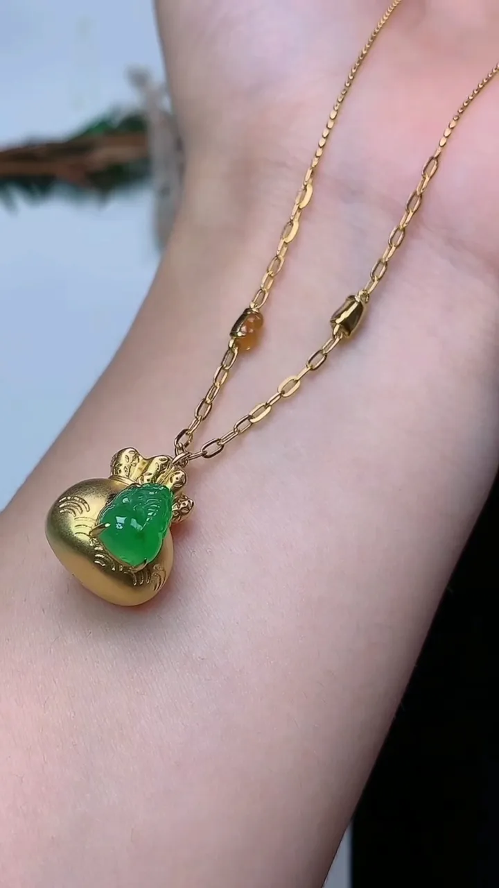 天然A货翡翠貔貅项链，尺寸7.7-6.3，重量:4.29g
12月24日