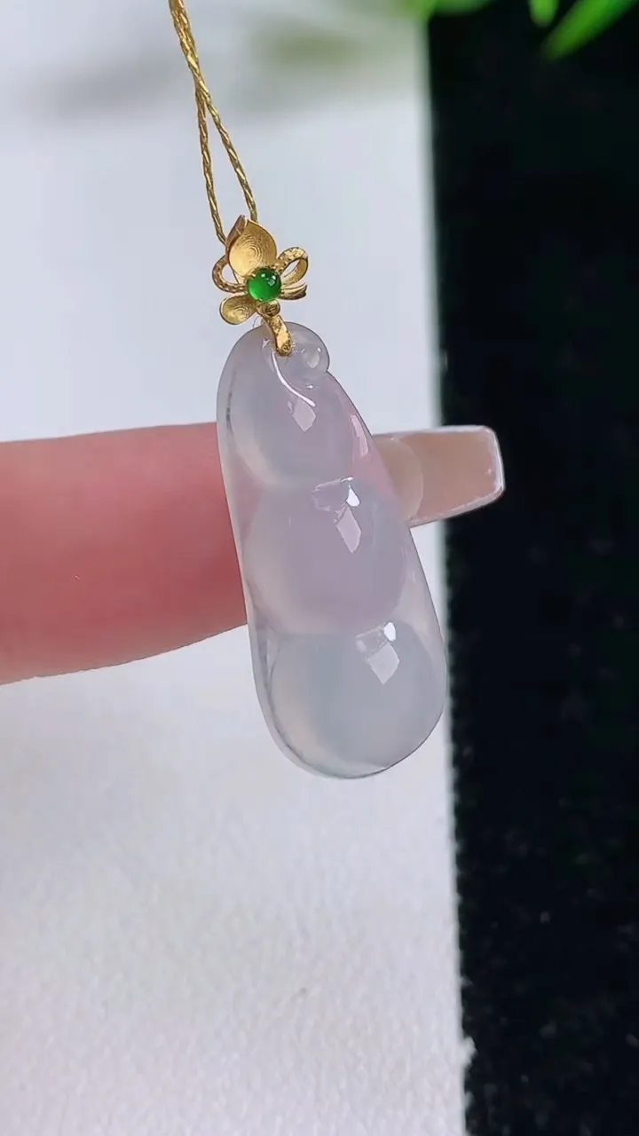 天然A货翡翠福豆吊坠，尺寸25-10.3-5.6，重量:2.31g
12月24日