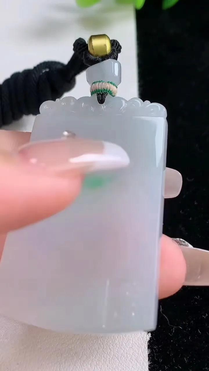 天然A货翡翠无事牌吊坠，尺寸49-31.5-4.4，重量:24.68g
12月24日