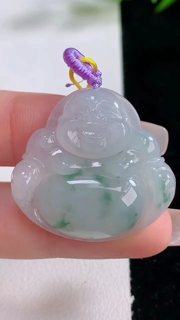 天然A货翡翠飘花佛公吊坠，尺寸29.6-31.6-6，重量:8.04g
12月24日