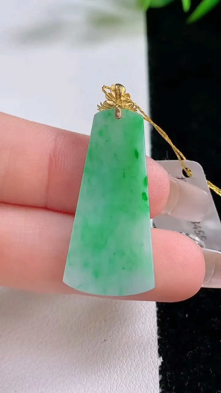 天然A货翡翠无事牌吊坠，尺寸35-15-2.6，重量:3.83g
12月24日