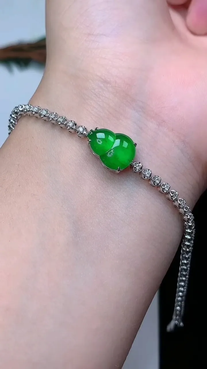 天然A货翡翠葫芦手链，尺寸11.6-8.6-5.1，重量:6.59g
12月24日