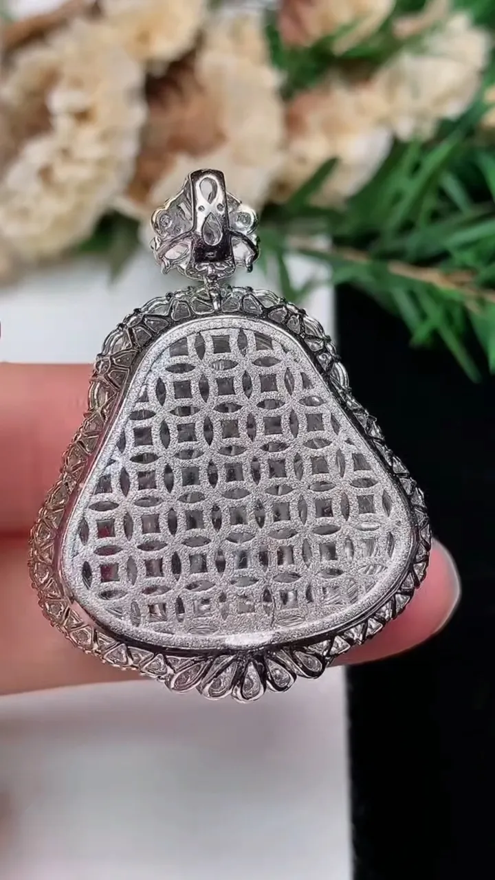 天然A货翡翠佛公吊坠，尺寸39.7-29.9-14.3
12月24日