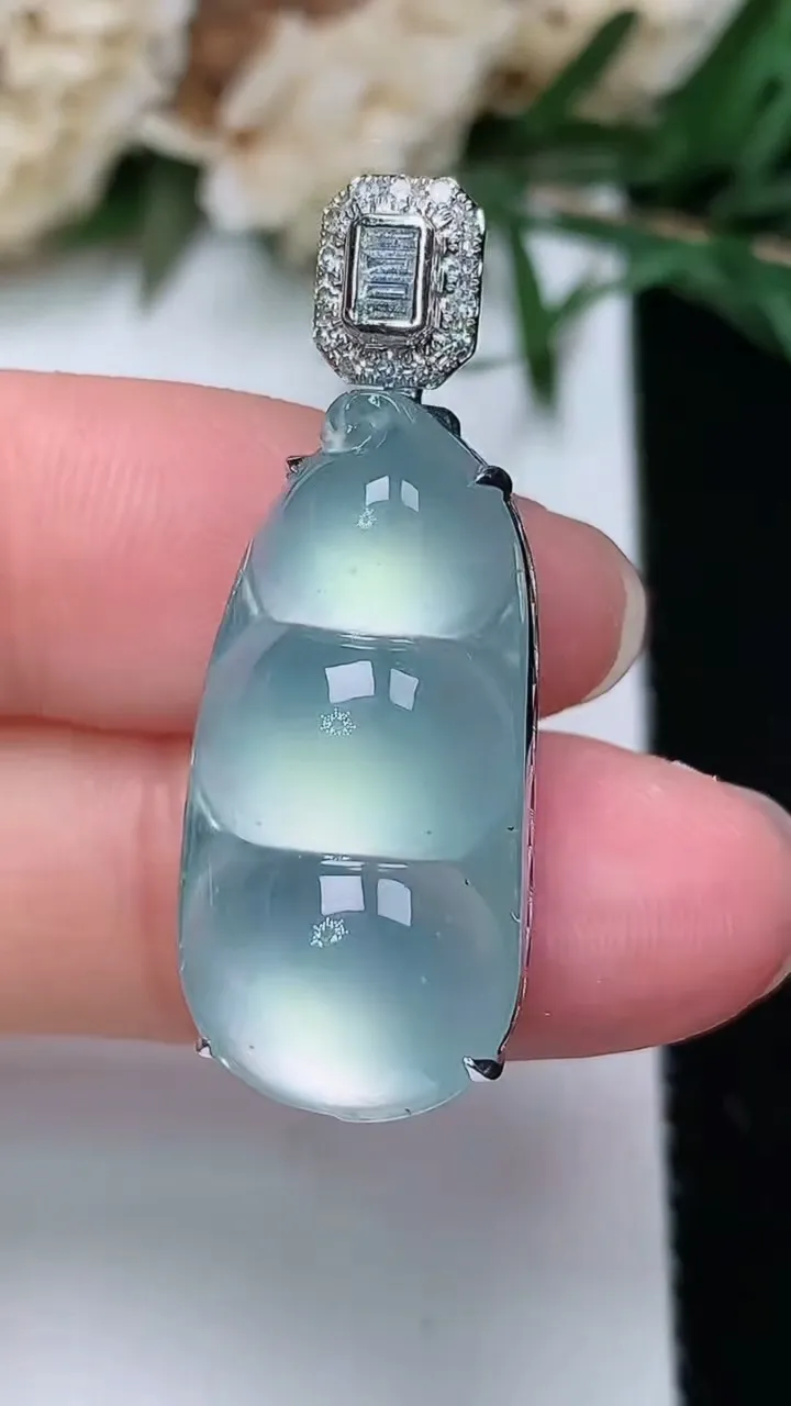 天然A货翡翠白冰福豆吊坠，尺寸26-12.8-10.3，重量:7.30g
12月24日