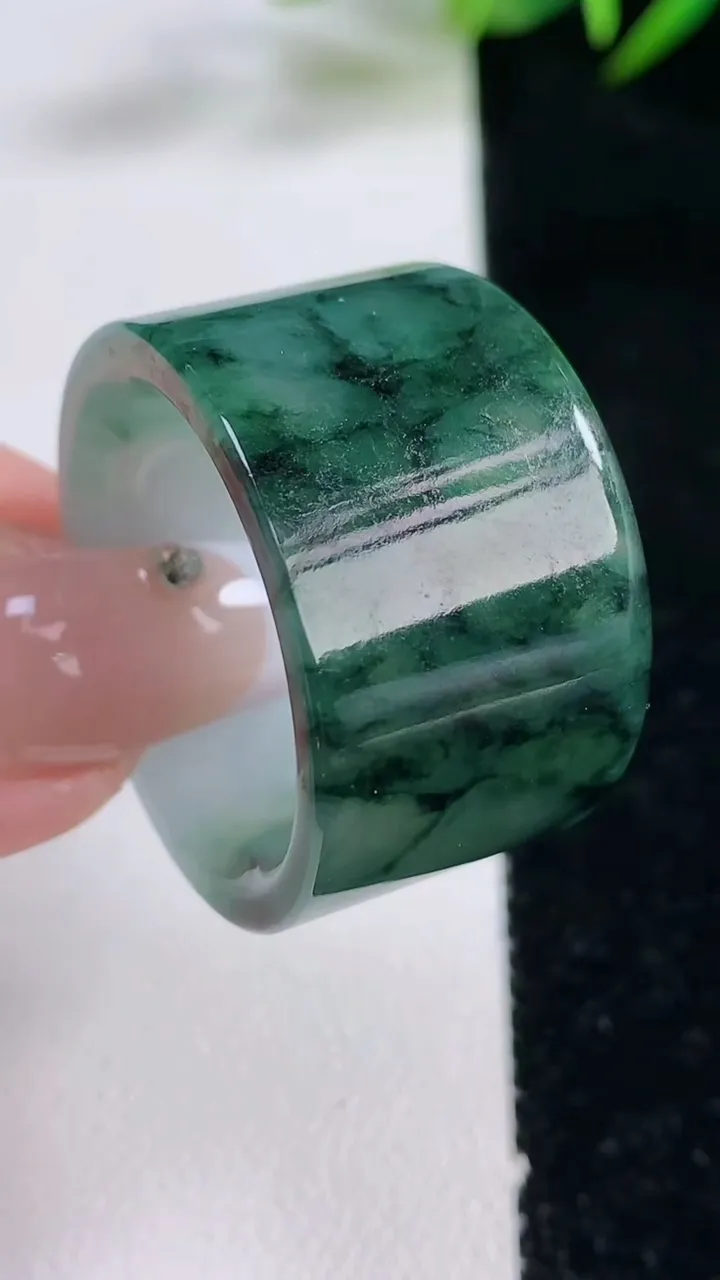 天然A货翡翠飘花指环扳指，尺寸22.3-17.9-3.5，重量:19.12g2025年12月24日
