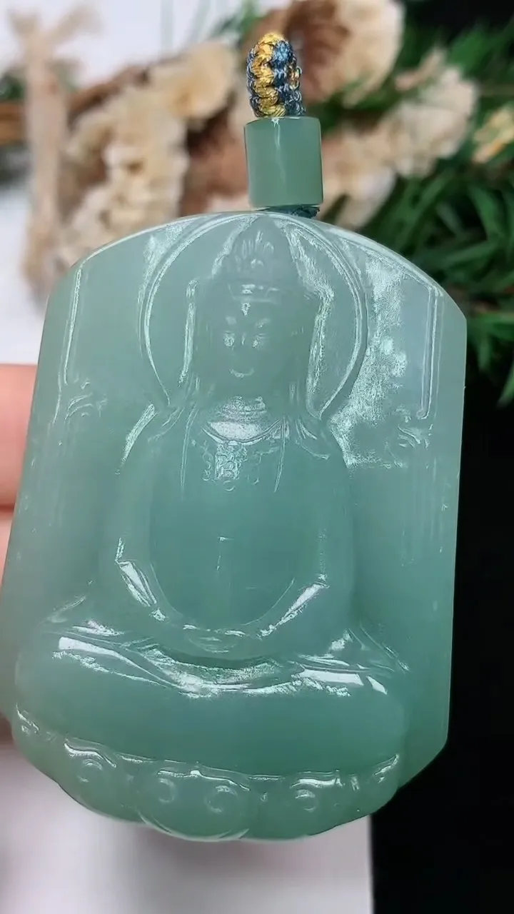 天然A货翡翠素衣观音吊坠，尺寸52-38.8-13，重量:61.01g
12月24日