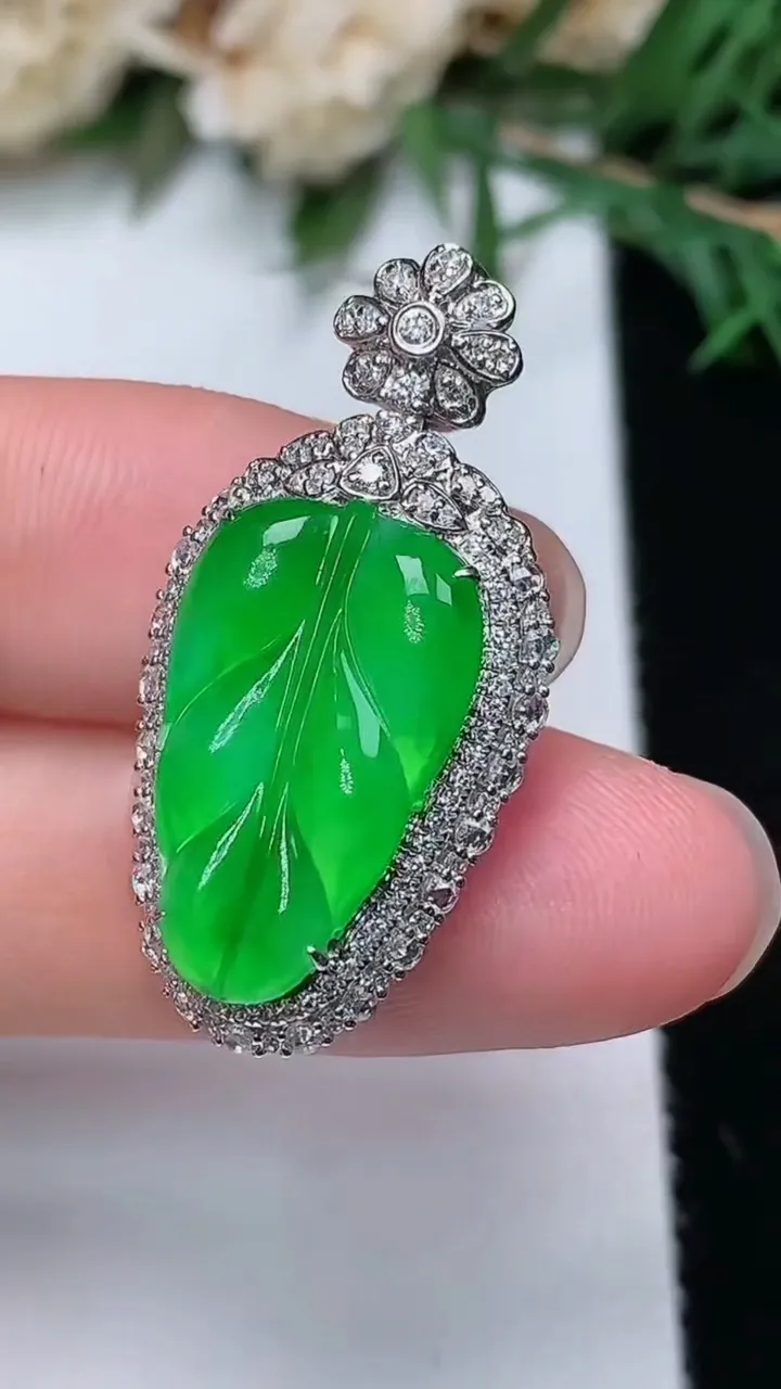 天然A货翡翠金枝玉叶 叶子吊坠，尺寸30.6-15.2-10，裸石18.3-11.2，重量:4.55g
12月24日