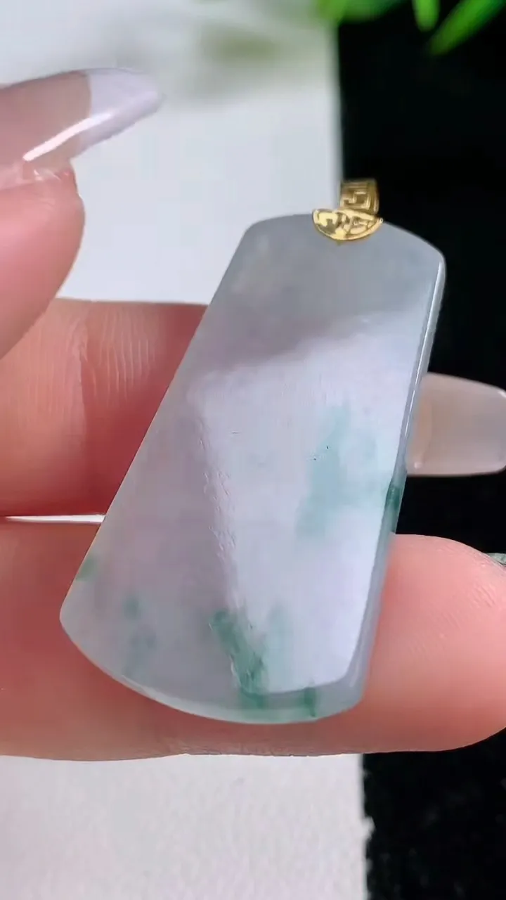 天然A货翡翠种飘花无事牌吊坠，尺寸35.8-18.8-3，重量:6.01g
12月24日