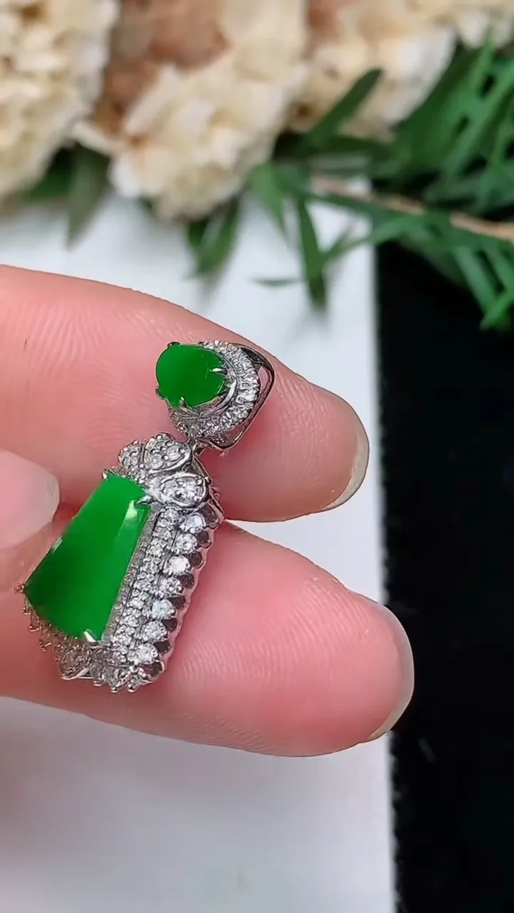 天然A货翡翠无事牌吊坠，尺寸22.4-11.4-7.5，裸石9-6.3，重量:2.53g
12月24日