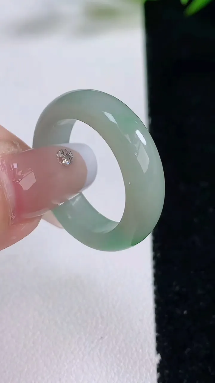 天然A货翡翠指环戒指，尺寸19.4-6.4-3.8，重量:5.65g2025年12月24日
工厂直销收藏佳品,种好水足，色泽均匀，有种有色，上手高大气！