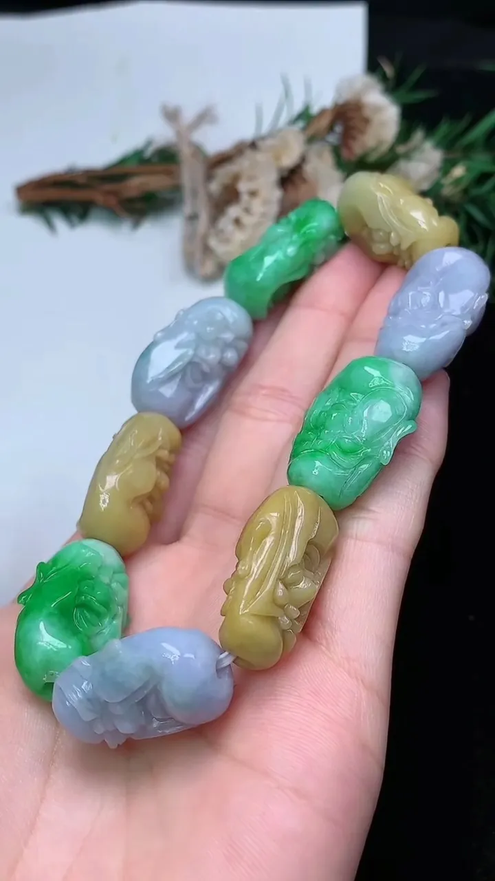 天然A货翡翠货三彩十八罗汉头手串，尺寸25-18.8-11.2-9颗，重量:74.19g12月24日
工厂直销收藏佳品,种好水足，色泽均匀，有种有色，上手高大气！