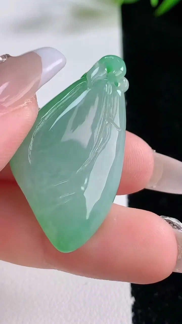 天然A货翡翠福瓜吊坠，尺寸39-21-8，重量:10.36g
12月24日