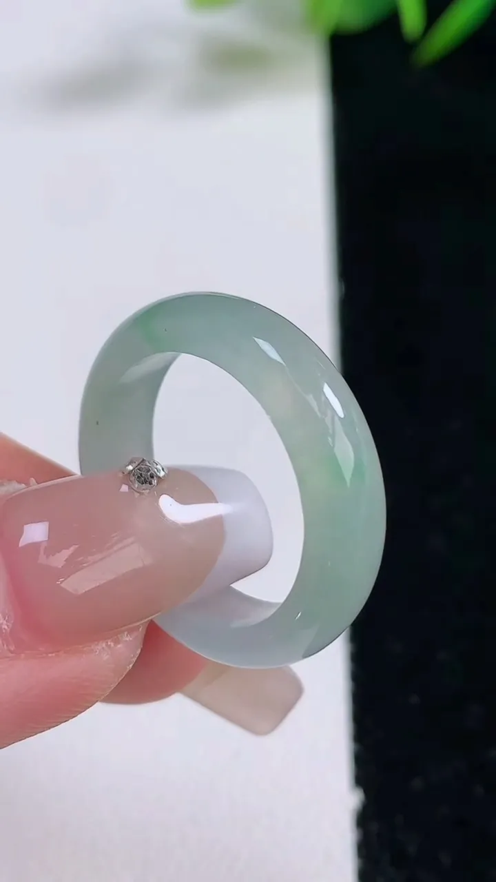天然A货翡翠指环戒指，尺寸18.4-5.2-3，重量:3.65g2025年12月24日
工厂直销收藏佳品,种好水足，色泽均匀，有种有色，上手高大气！