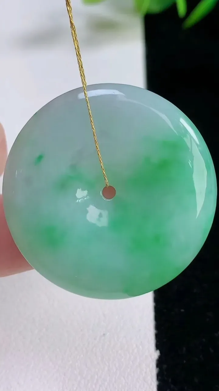 天然A货翡翠平安扣吊坠，尺寸34.4-5，重量:15.00g
12月24日