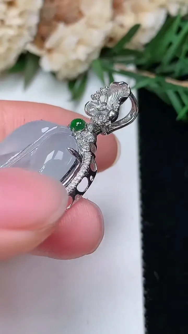 天然A货翡翠金枝玉叶 叶子吊坠，尺寸40.9-19.2-8.6，裸石28-17.3，重量:5.98g
12月24日