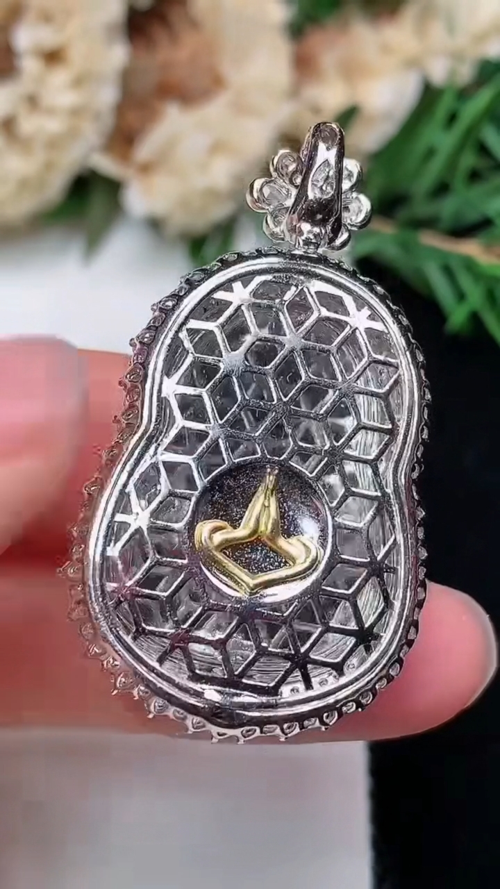 天然A货翡翠白冰财神爷吊坠，尺寸40.6-23.4-13.4，裸石25.9-19.4，重量:11.72g
12月24日，重量:11.72g