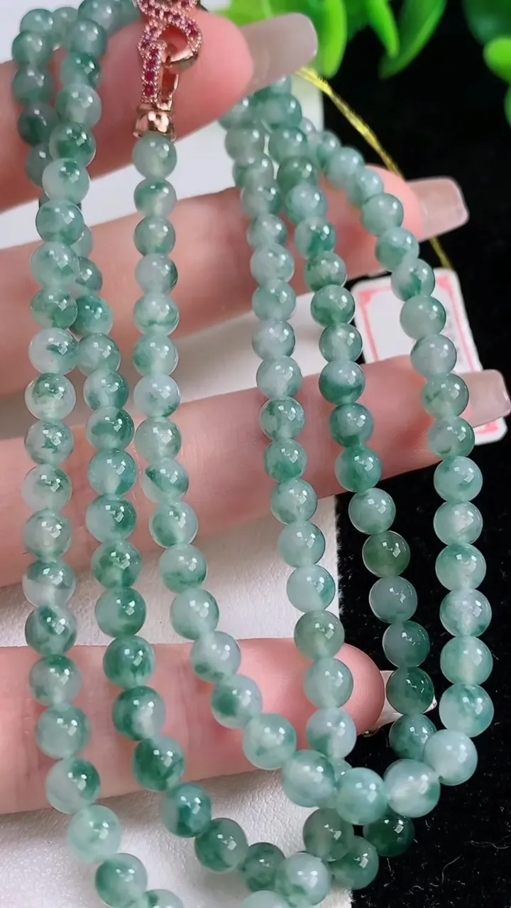 天然A货翡翠冰种飘花圆珠项链，尺寸4.9-138颗，重量:29.60g
12月24日