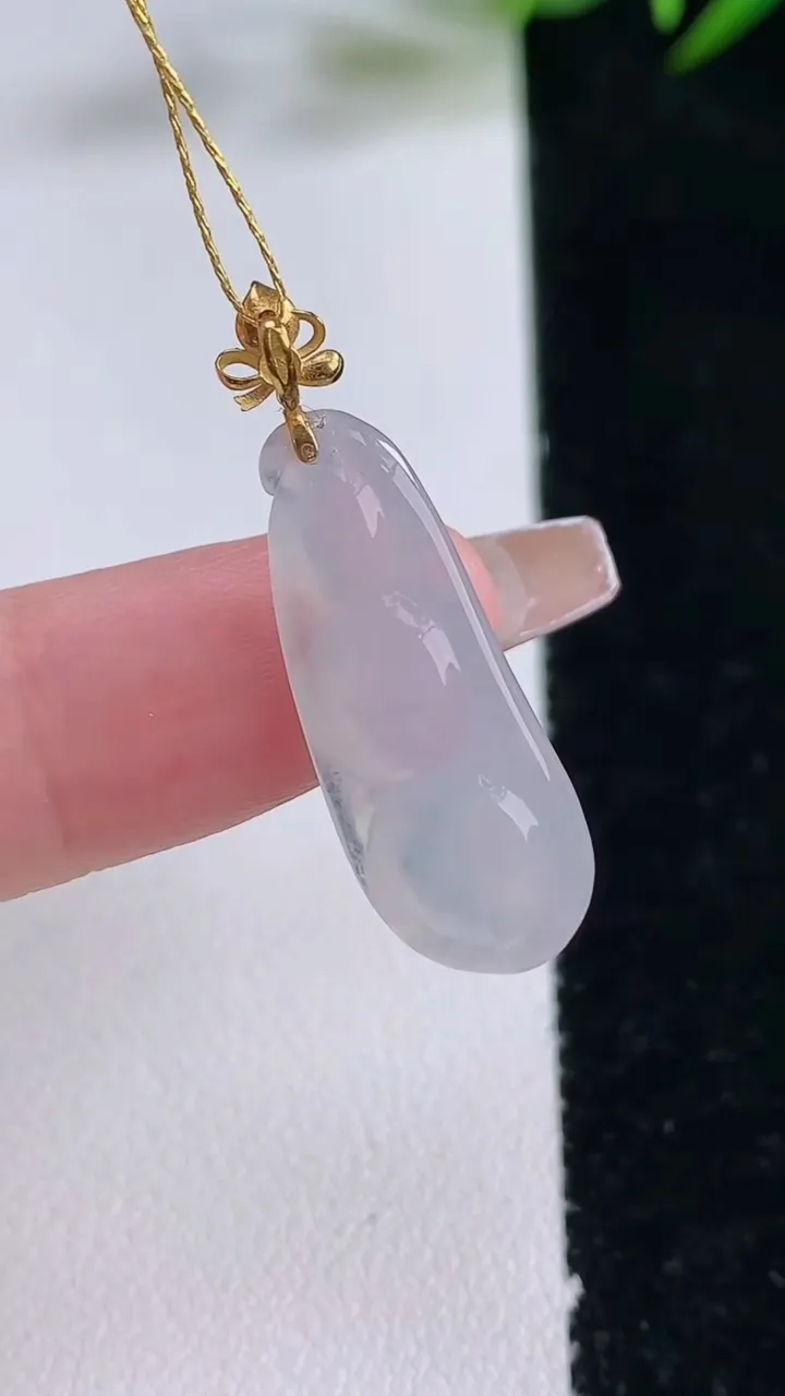 天然A货翡翠福豆吊坠，尺寸25-10.3-5.6，重量:2.31g
12月24日